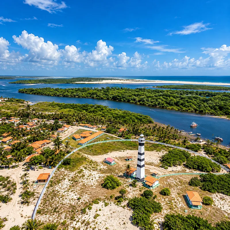 Farol de Mandacaru, parada do passeio, com o Rio Preguiças e a faixa de areia de Caburé ao fundo