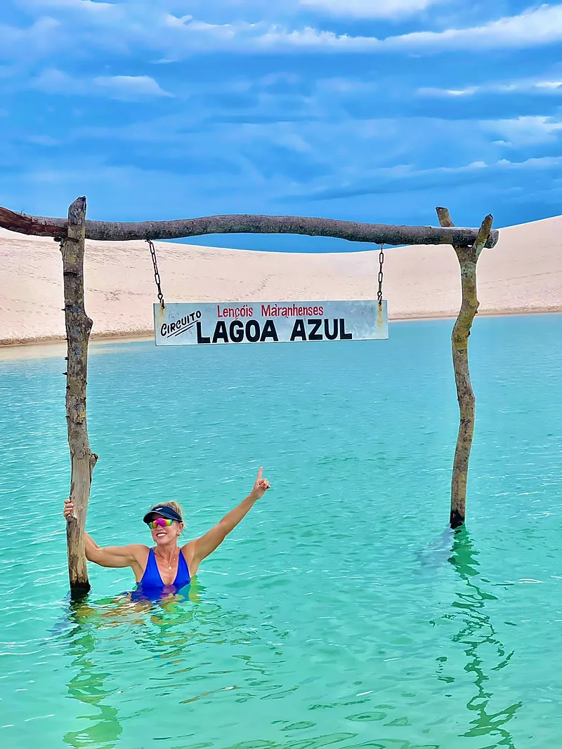Visitante na Lagoa Azul, entre dunas brancas