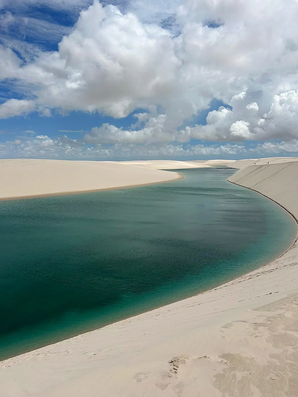 Dunas e lagoa nos Lençóis Maranhenses
